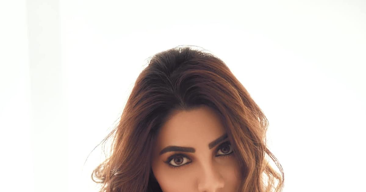 మత్తేక్కించే చూపులతో రెచ్చగోడుతున్న నిక్కీ తంబోలి