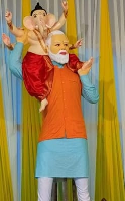 ప్రధాని మోదీ భుజాలపై బొజ్జగణపయ్య.. అద్భుతం అంటున్న  నెటిజన్స్..!
