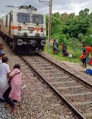రైలు ప్రమాదం.. తప్పించుకున్న కుటుంబం .. వీడియో వైరల్!