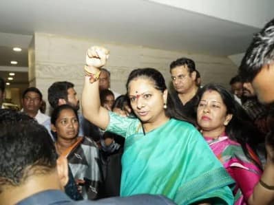 Telangana: కేసిఆర్ ఫోటో లేకుండా కవిత ప్రయాణం..!