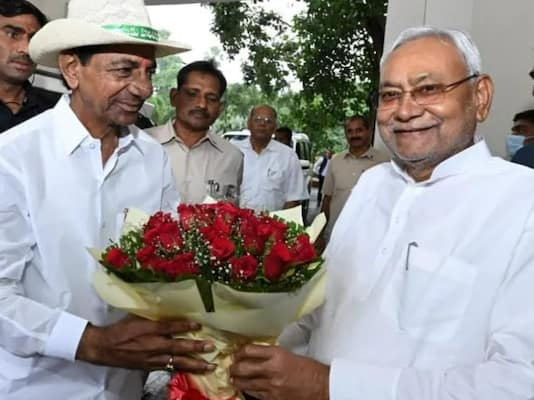 కేసీఆర్ బీహార్ పర్యటనపై రాజకీయ దుమారం.. ఘాటు కామెంట్లతో రెచ్చిపోయిన నెటిజన్స్..