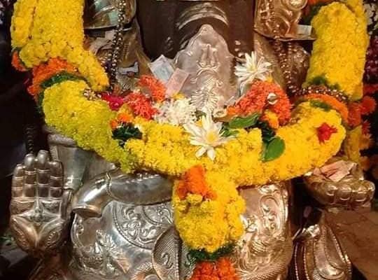వినాయకుడు చెవిలో చెబితే కోరిక  తీర్చేస్తాడుట!