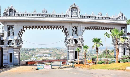 యాదాద్రిలో భారీ స్వాగత తోరణం..
