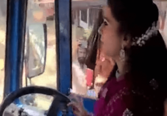 పెళ్లి కొడుకును లారీలో మండపానికి తీసుకొచ్చిన వధువు ..వీడియో వైరల్ ..!!