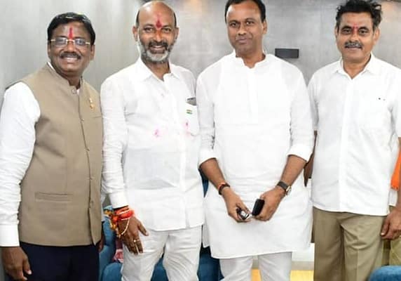 బండిసంజయ్ తో రాజగోపాల్ భేటీ.. గుత్తాసుఖేందర్ పై ఫైర్…!