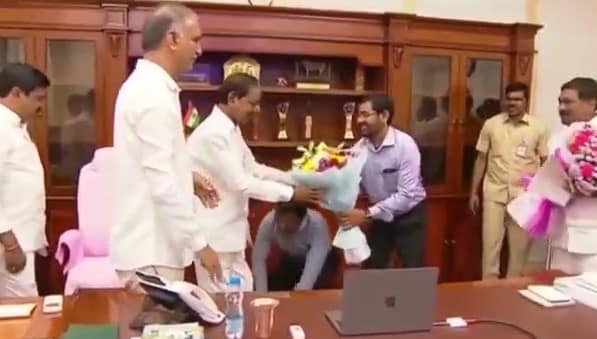 తెలంగాణ హెల్త్ డైరెక్టర్ వైఖరిపై సర్వత్రా విమర్శలు.. టిఆర్ఎస్ టికెట్ కోసమేనంటూ..?