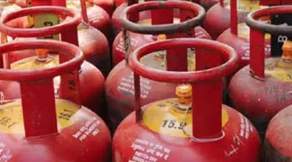 దేశంలో మరోసారి పెరగనున్న వంట గ్యాస్ ధర..