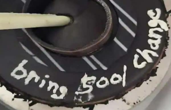 నవ్వులు పూయిస్తున్న యువతి కేక్ ఆర్డర్ వీడియో !