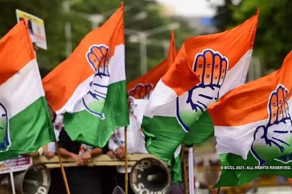 కాంగ్రెస్ లో నేతల మధ్య విబేధాలు తారాస్థాయికి..!