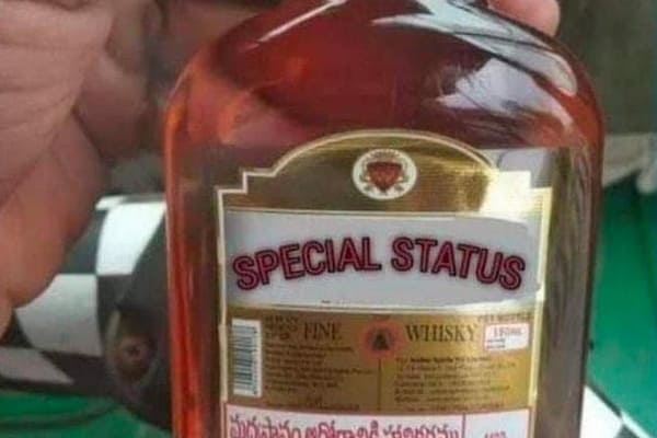 స్పెషల్ స్టేటస్ పేరుతో మద్యం బాటిల్ వైరల్ !