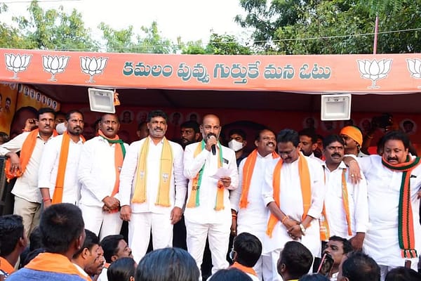 కేసీఆర్ మరోసారి దళితులను మోసం చేస్తున్నారు: సంజయ్