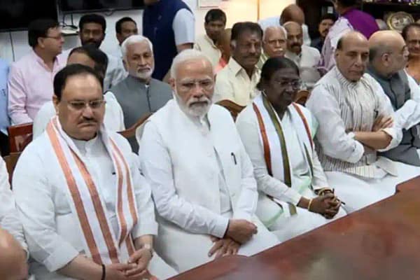 ఎన్డీఏ రాష్ట్రపతి అభ్యర్థిగా ద్రౌపదీ ముర్ము నామినేషన్ దాఖలు..!!