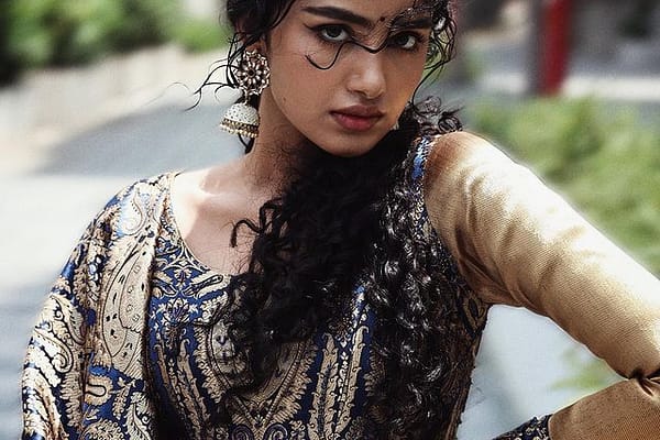 అందాలతో మాయచేస్తున్న అనుపమపరమేశ్వరన్!!