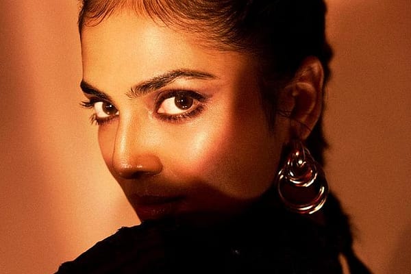 మాస్టర్ భామ మాళవికమోహన్ మైండ్ బ్లోయింగ్ (ఫోటోస్)