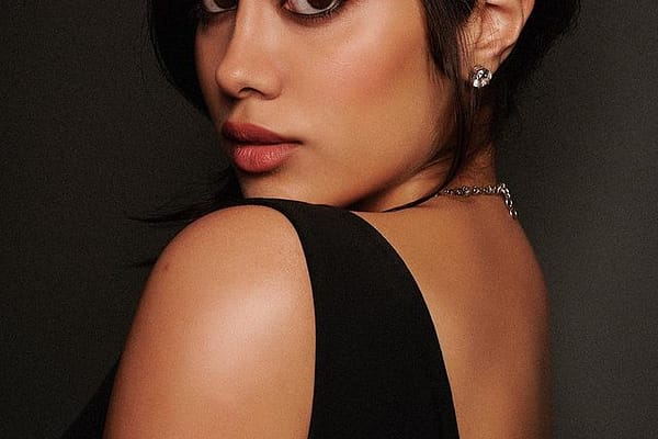 జాన్వికపూర్ స్టన్నింగ్ (ఫోటోస్)