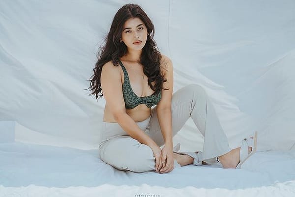 యామిని భాస్కర్ అందాల సెగలు..