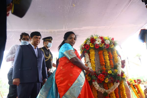 గవర్నర్ చేతులమీదుగా రుద్రమదేవి కాంస్యవిగ్రహావిష్కరణ !