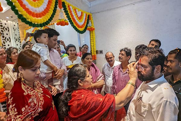 ఏక్ నాథ్ షిండేకి ఘనస్వాగతం పలికిన సతీమణి!