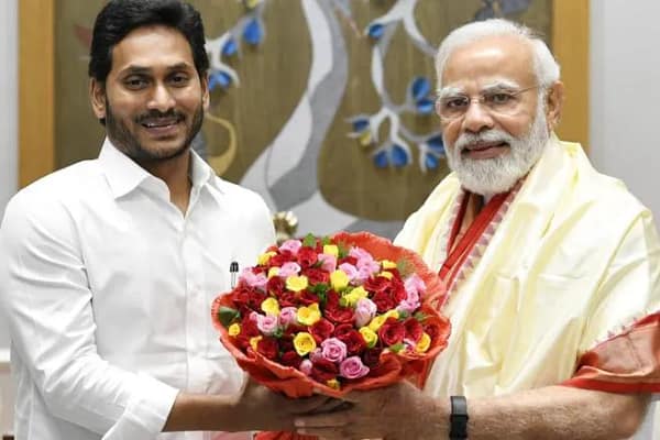 ప్రధాని మోదీకి ఘనస్వాగతం పలికిన సీఎం జగన్!