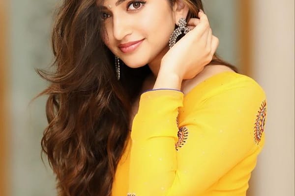 పాలరాతి శిల్పంలా మెరిసిపోతున్న దర్శకేంద్రుడి హీరోయిన్