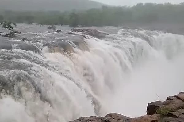 తెలంగాణ నయగారా జలపాతం అందాలకు ఫిదా..