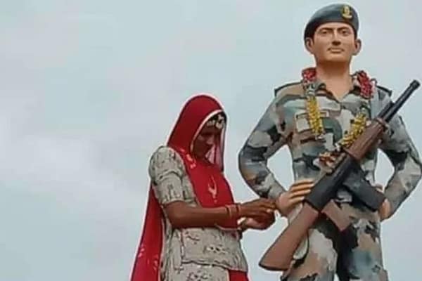 అమరజవాన్ విగ్రహానికి రాఖీ.. సలాం అంటూ నెటిజన్స్ ప్రశంసలు!