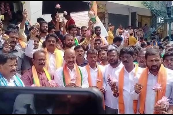 మునుగోడు లో కమలం పూలతో వినూత్న ప్రచారం నిర్వహించిన బీజేపీ నేతలు..