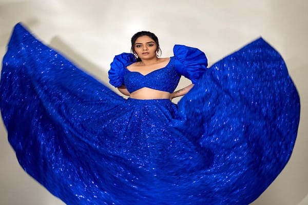 ట్రెండీ  డ్రెస్ లో అందాలు ఒలకబోస్తున్న ముద్దుగుమ్మ ..