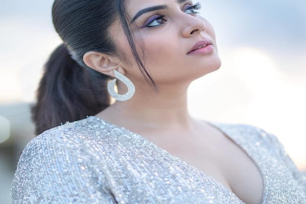 Anchor sreemukhi sizzling photos viral..