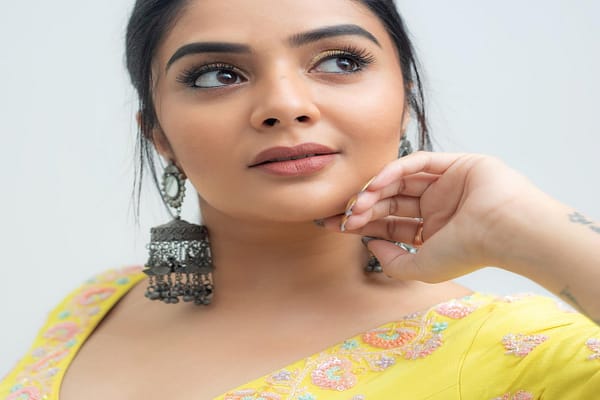 anchor sreemukhi Gorgeous photos..