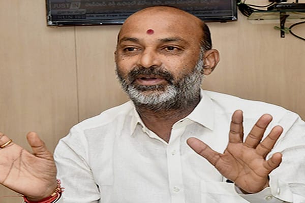 రాష్ట్రపతి ప్రసంగాన్ని బీఆర్ఎస్ బహిష్కరించడం సిగ్గు చేటు : బండిసంజయ్
