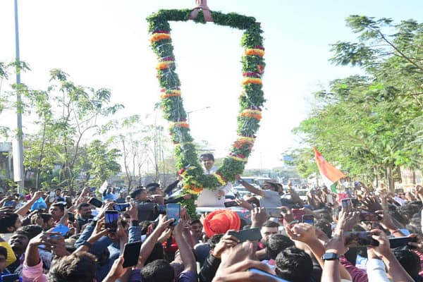 కొండగట్టులో పవన్.. తరలివచ్చిన అభిమానులు ,కార్యకర్తలు..