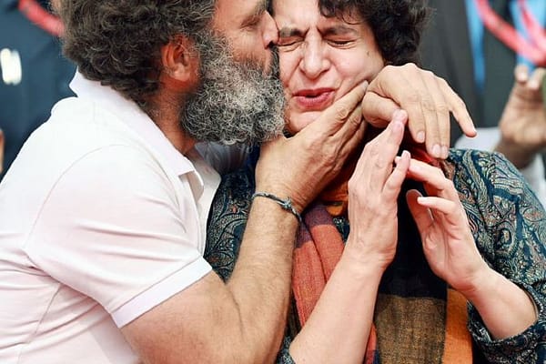 చెల్లి ప్రియాంకకు పెట్టిన ముద్దుకు విపరీత ప్రచారం ఇచ్చుకున్న ‘రాహుల్ భయ్యా’!