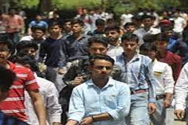 భయపెడుతున్న నిరుద్యోగిత..అయోమయంలో యువత..