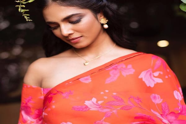 హీరోయిన్ మాళవిక మోహనన్ సోగసులు(ఫోటోస్)