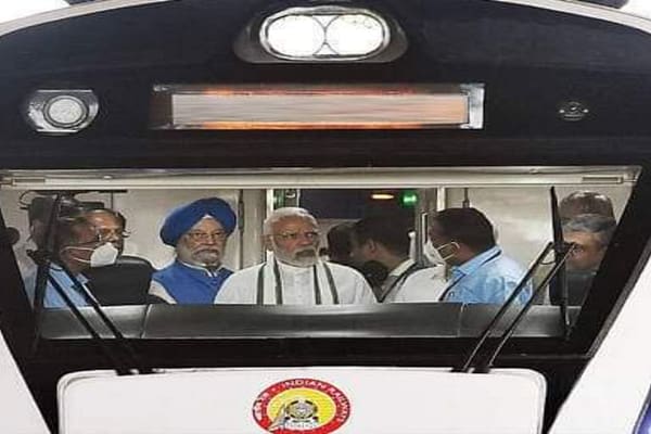 వందే భారత్ రైలు – పాకిస్థాన్ ప్రేమికులు !