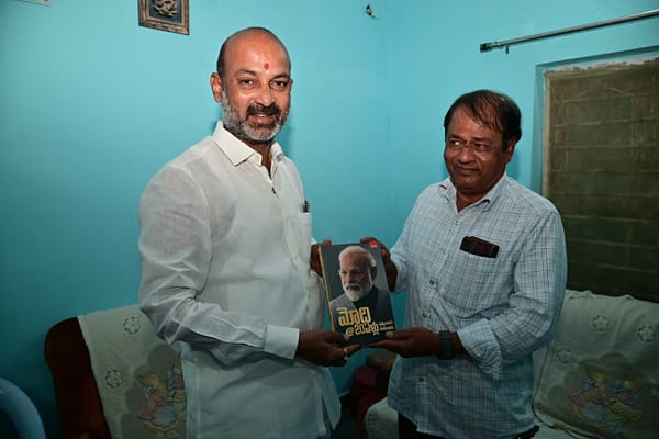 మోదీ @ 20 ఏళ్లు ప్రముఖుల విశ్లేషణతో రూపొందించిన పుస్తకం..