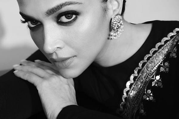 బాలీవుడ్ బ్యూటీ అందాల విందు..