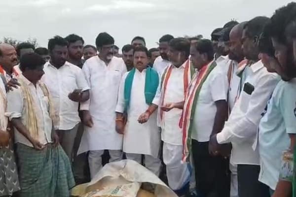 పొన్నాలతో కలసి తడిసిన ధాన్యాన్ని పరిశీలించిన భట్టి విక్రమార్క..