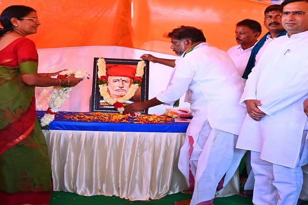 జ్యోతిబాపూలే చిత్రపటానికి పూలమాలలు వేసి నివాళులర్పించిన సీఎల్పీ భట్టి విక్రమార్క..