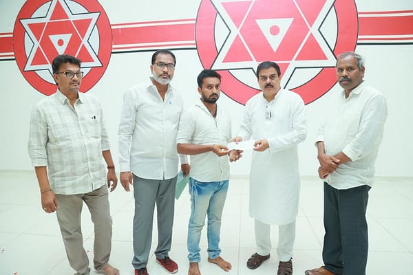 జనసేన క్రియాశీలక సభ్యుడి కుటుంబానికి రూ. 5 లక్షల చెక్కు అందజేసిన నాదెండ్ల..