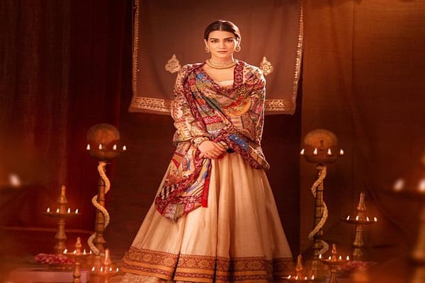 ఆదిపురుష్ బ్యూటీ అందాల సొగసులు..