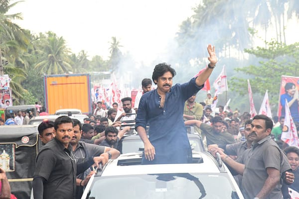 అనకొండ జగన్ సొంత చిన్నాయనను మింగేశాడు: పవన్ కళ్యాణ్