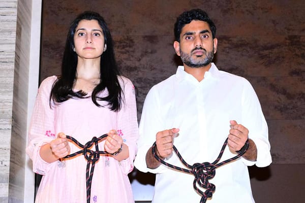 ” న్యాయానికి సంకెళ్లు” నిరసన కార్యక్రమంలో నారా లోకేష్, బ్రాహ్మిణి.