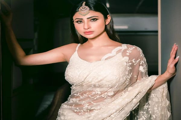 Bollywood actress Mouni Roy ravishing…