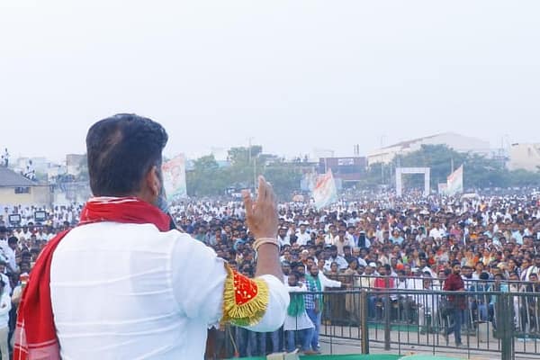 కాంగ్రెస్ ను గెలిపిస్తే ఆదిలాబాద్ జిల్లాను దత్తత తీసుకుంటా: రేవంత్ రెడ్డి