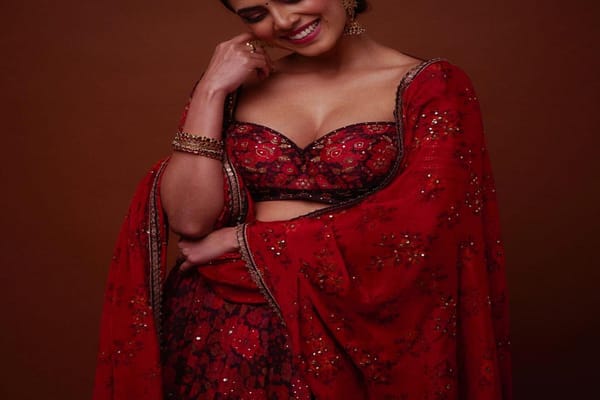 Actress malavikamohanan Ravishing