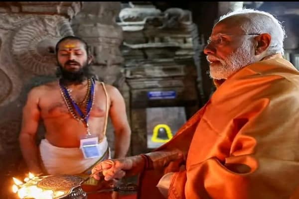 Pmmodi :మోదీ  దీక్ష..నేలపైనే నిద్ర.. కొబ్బరి నీళ్లే ఆహారం..!