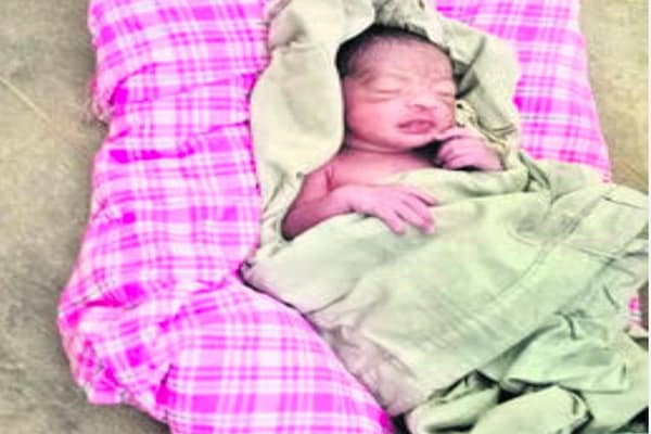 Viral: చెత్తకుప్పలో నవజాత శిశువు.. సభ్య సమాజం తలదించుకునే ఘటన..!