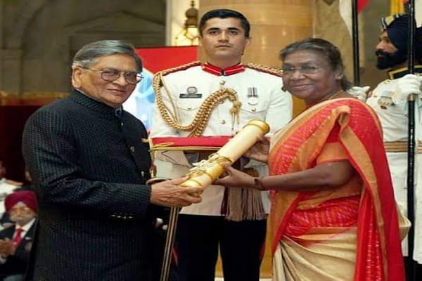 murmu: చిరునవ్వుతో ద్రౌపది ముర్ము.. చిరాకు పెడుతూ దివంగత రాష్ట్రపతి..!